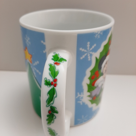 ๐ Disney Christmas Holiday Holly Wreath Mug w/ Mickey & Friends Coffee Tea Cup - Picture 7 of 10